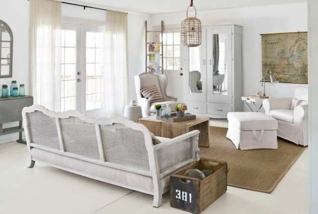 vardagsrum-lantlig stil-vita-möbler-fiber-matta-trä-soffbord
