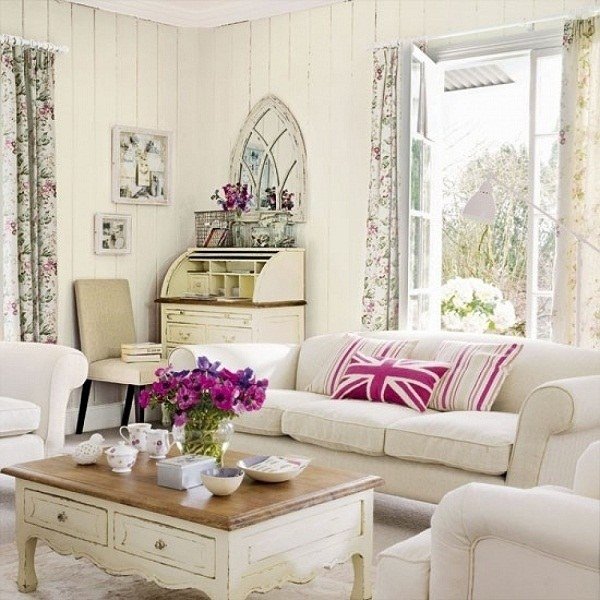 vardagsrum-landstil-vita-möbler-rosa-accenter-kudde-blommotiv