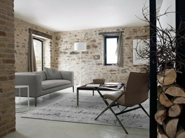 rustikt vardagsrum natursten vägg grå soffa trä ljusa färger