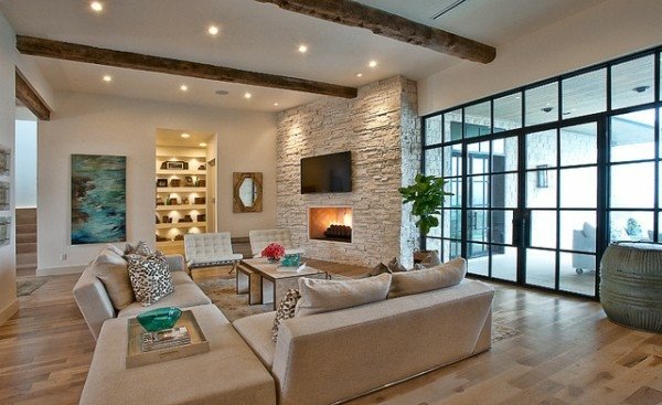 modernt vardagsrum lantlig stil rustik beige soffa taklampor stenvägg