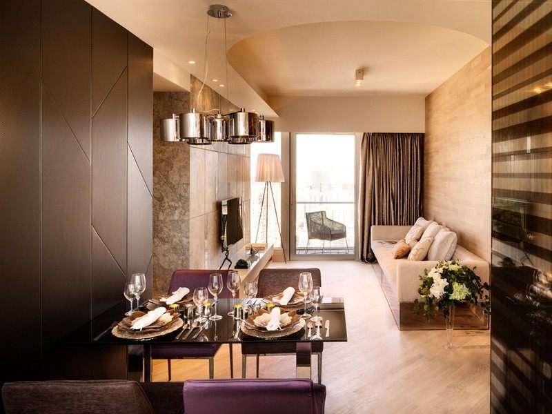 Vardagsrum-brun-beige-soffa-laminat golv-vägg design