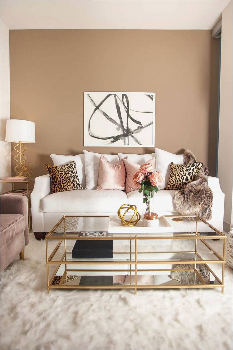 vardagsrum i beige guld och rosa i kombination med karamellväggfärg och vit soffa