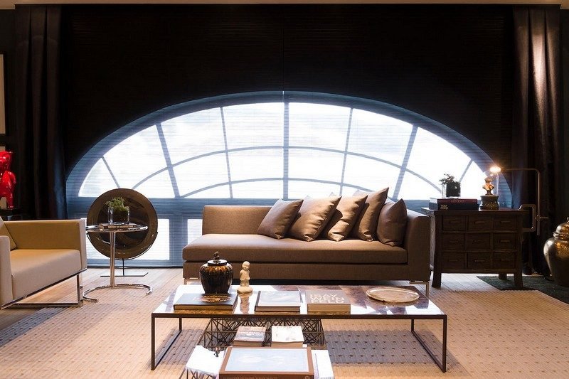 Vardagsrum-brun-beige-vind-två-sits-soffa-heltäckningsmatta golv-glob-minibar
