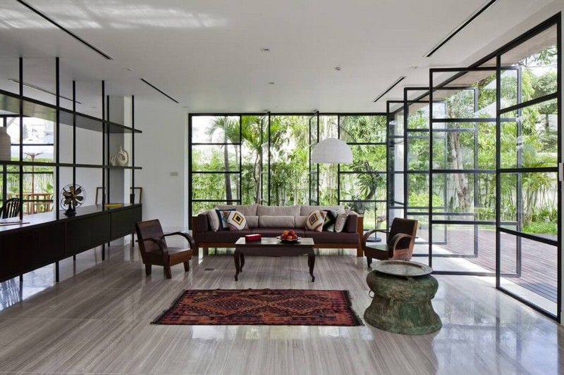 Vardagsrum-brun-beige-trä-soffa-stolar-kakel-moderna