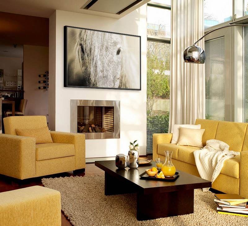 Vardagsrum-brun-beige-senapgult-soffbord-mörkt mahognyträ