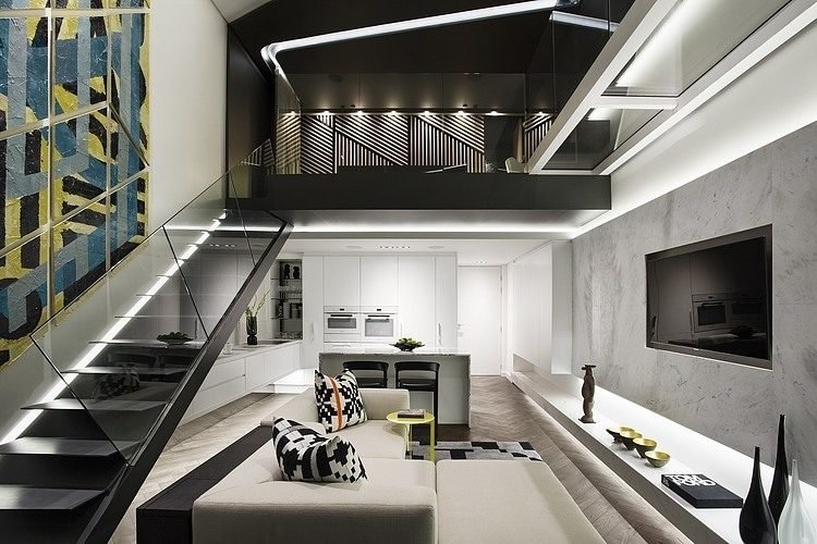 Vardagsrum i gråhörnsoffa-modern-indirekt-led-belysning-trappor-öppen planering