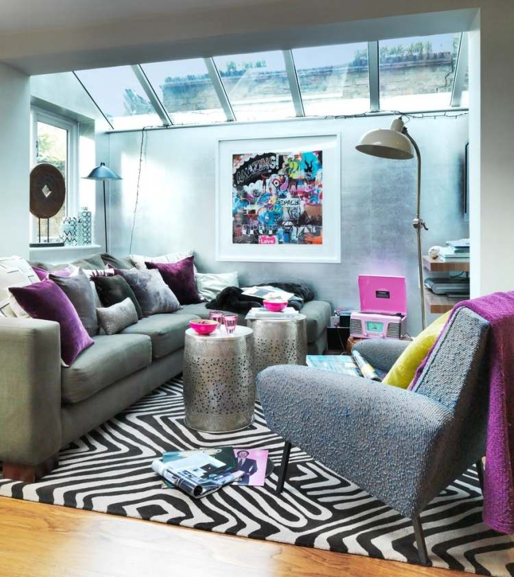 Vardagsrum i grå hörn soffa-mönster-zugzag-violett-sammet-bild-golvlampa-rosa
