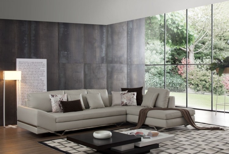 vardagsrum-grå-hörn-soffa-läder-ljus-grå-fönster-vägg-matta-mönster-couctisch