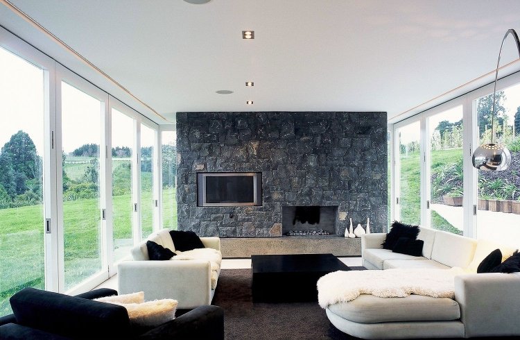 vardagsrum-grå-hörn soffa-väggbeklädnad-natursten-öppen spis-öppna-päls-fönster-fönster