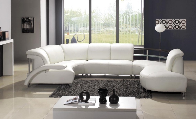 vardagsrum-grå-hörn-soffa-vit-matta-golvlampa-konstgjord-läder-välvd-form