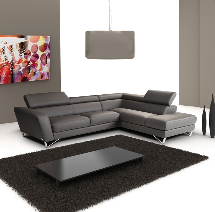 vardagsrum-grå-hörn-soffa-vit-matta-couctisch-svart-platt-bild-färgglad