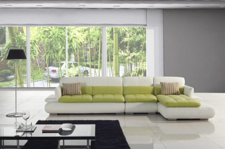 vardagsrum-grå-hörn-soffa-vit-pistasch-grön-golvbeläggning-blank-golv-lampa-soffbord-svart-högglans