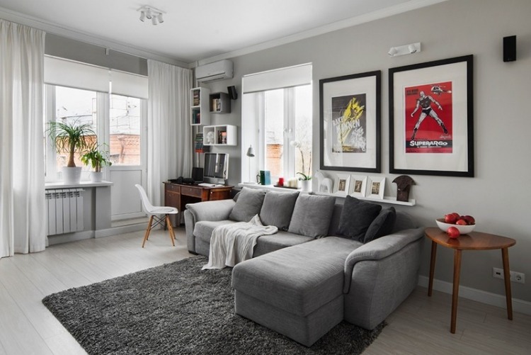 vardagsrum-grå-hörn-soffa-matta-moderna-gardiner-vita-affischer-skrivbord-bord