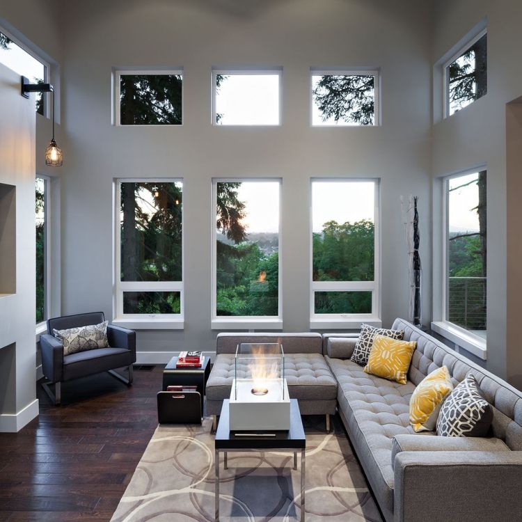vardagsrum-grå-hörn-soffa-fönster-kuddar-ornament-mönster-loft-matta