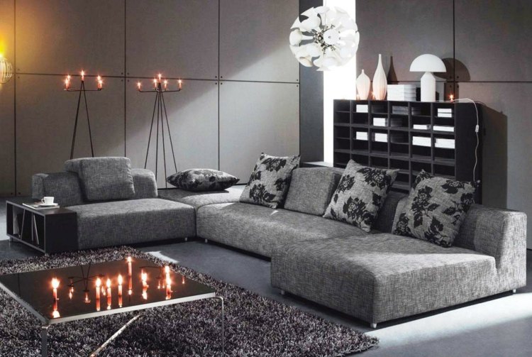 vardagsrum i grå soffa idékuddar blommönster hylla modernt