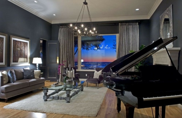 Piano-mörkgrå-väggar-havsutsikt-lyxiga-möbler