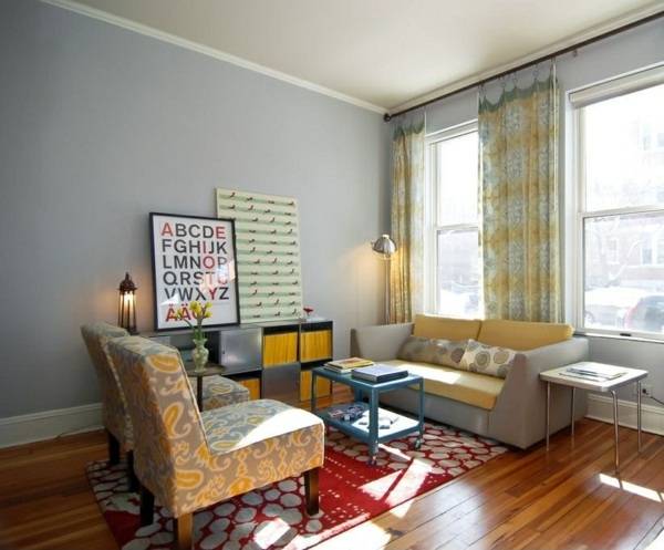 grå-väggar-med-färgade-möbler-och-gardiner