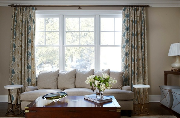 mönstrade gardiner-grå-vägg-soffa-blommor