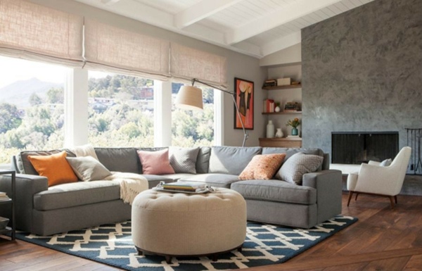 Deco-vägg-i-grå-blå-retro-matta-och-stor-soffa