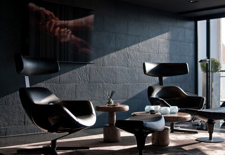 Vardagsrum-grå-väggplattor-natursten look-trä bord-läder fåtölj
