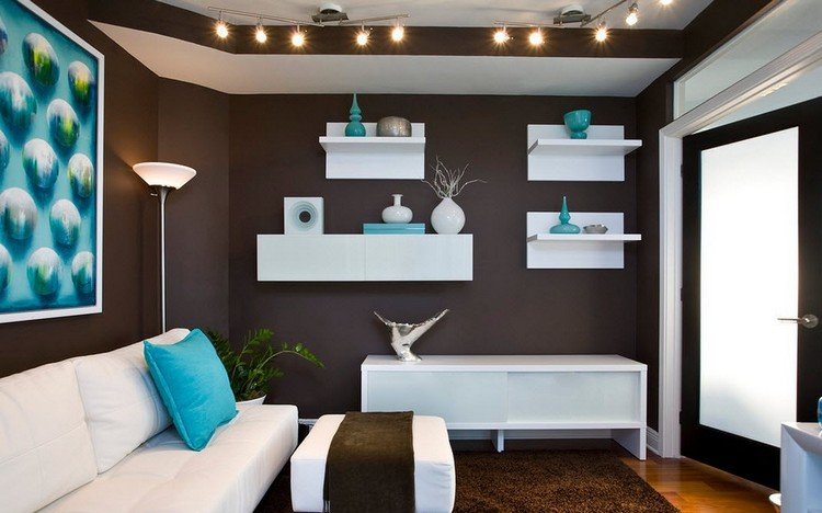 Vardagsrum i turkos-brun-vägg-färg-vit-hyllor-soffa-väggdekoration-väggmålning-golvlampa