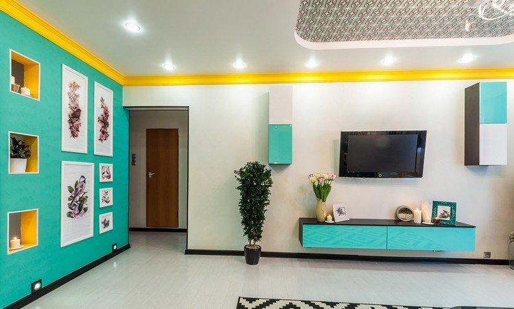 vardagsrum-turkos-vägg-färg-gul-dekorativa band-infällda lampor-väggskåp-krukväxter