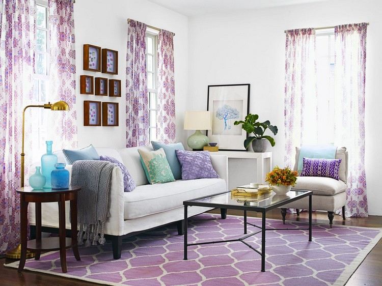 vardagsrum-turkos-soffa-kuddar-dekoration-lila-gardiner-matta-ljusa-rum-vita sittmöbler