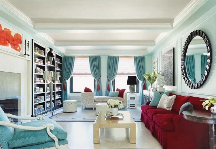 vardagsrum-turkos-fåtölj-gardiner-vägg-färg-röd-soffa-soffa-kuddar-hus-bibliotek-vägg-spegel
