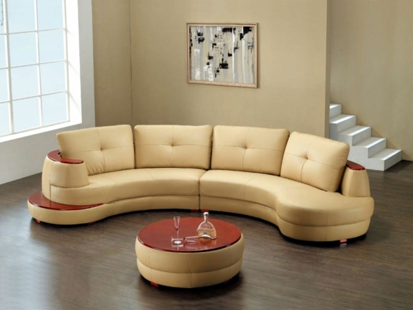 beige halvcirkelformat soffa ottomanskt bord