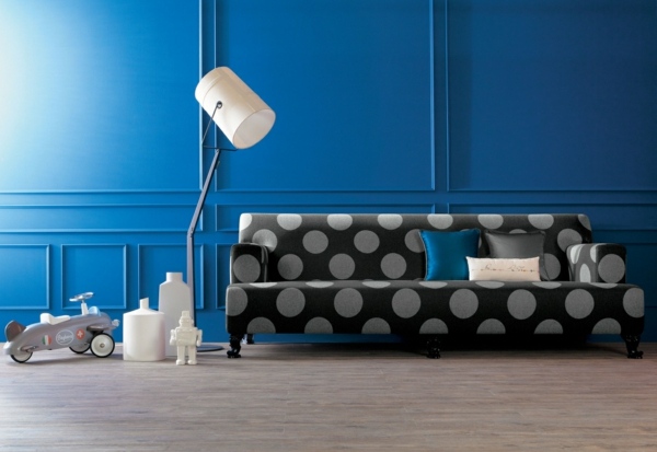blå vardagsrum stoppade soffa prickar design