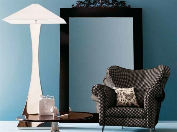 Möblerat vardagsrum med hörnbrun fåtölj