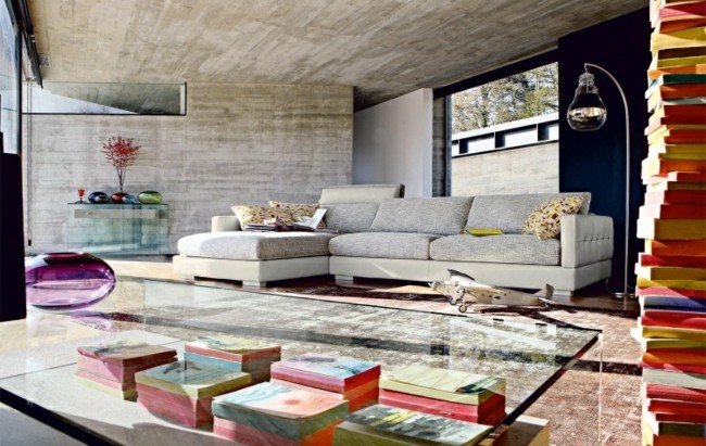 retro uppsättning färgglad betongvägg grå soffa