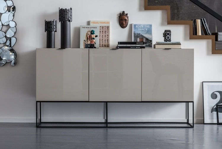 vardagsrum-möbler-kare-ny-samling-skänk-grå-högglans-metall-ram