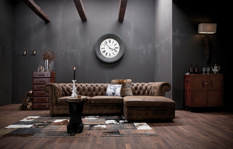 vardagsrumsmöbler soffa-läder-svart-vägg-takbjälkar-matta-lapptäcke