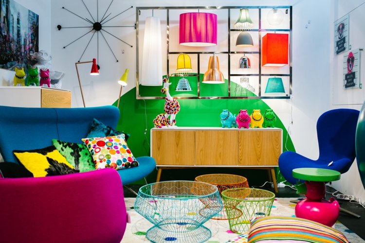vardagsrum-möbler-färgglada-design-byrå-retro-stil-blå-stol