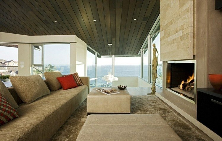 vardagsrum med öppen spis moderna stenplattor vit grå soffa