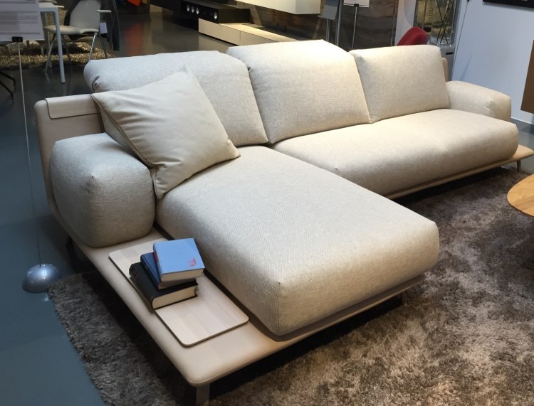 Vardagsrum modern-inredning-designer-soffa-lagring yta-rundad-grädde-vit-Paleta-Leolux