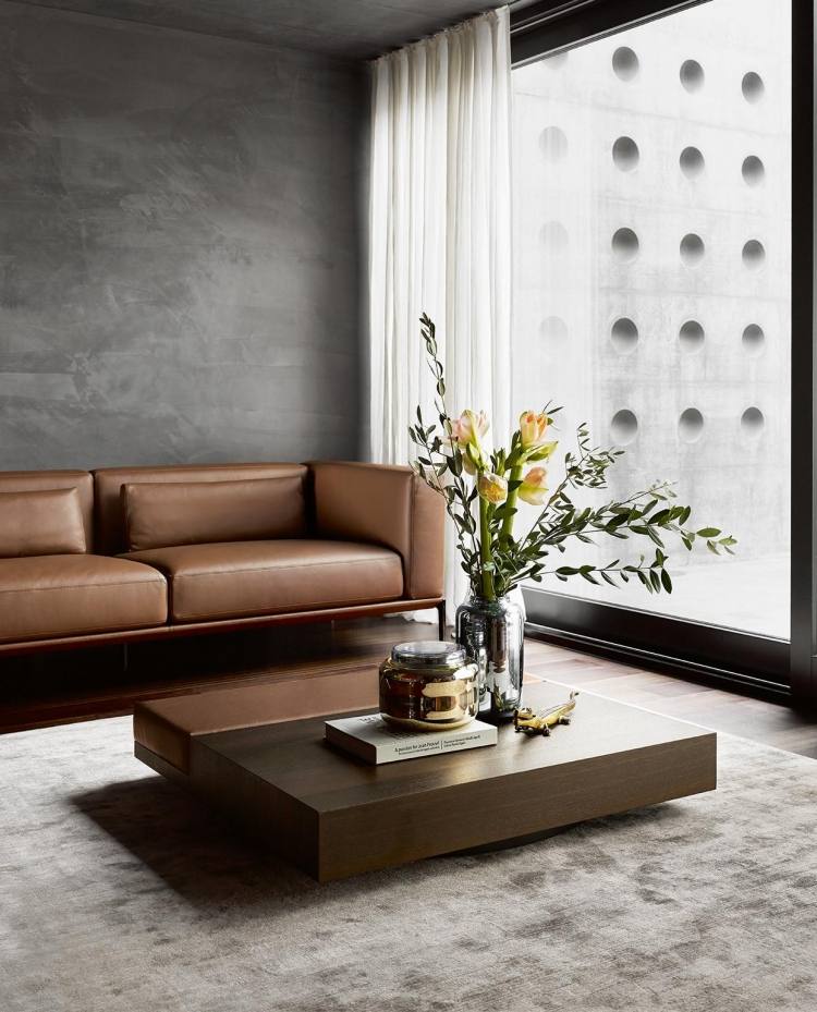 vardagsrum-modern-möblering-designer-soffbord-platt-trä-faner-läder-brun-Giroe