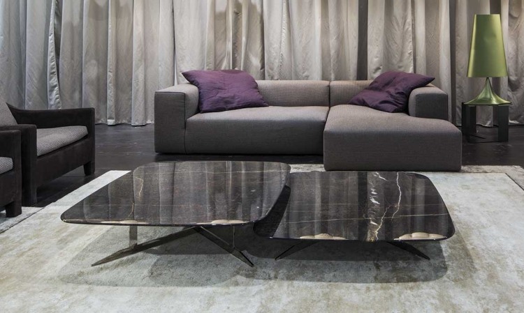 vardagsrum-modern-inredning-designer-soffbord-marmor-tallrik-svart-ädel-norr