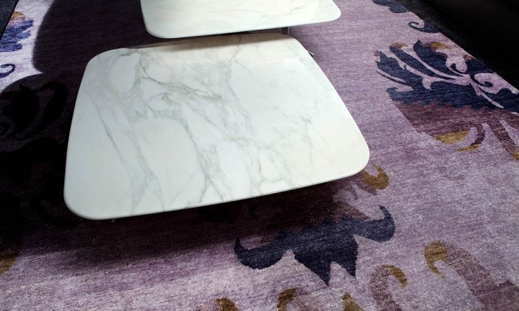 vardagsrum-modern-möblering-designer-soffbord-sidobord-marmor-topp-slätt-norr
