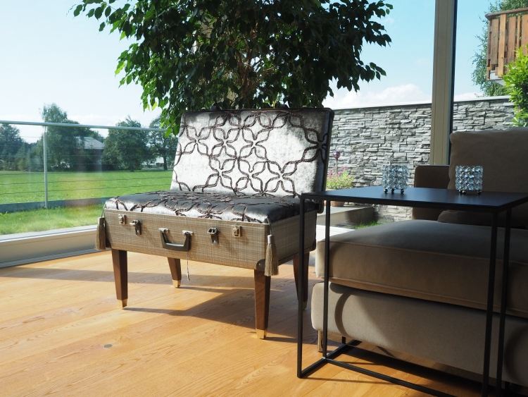 vardagsrum-modern-möblering-designer-resväska-bänk-utomhus-sammet-klädsel-grå