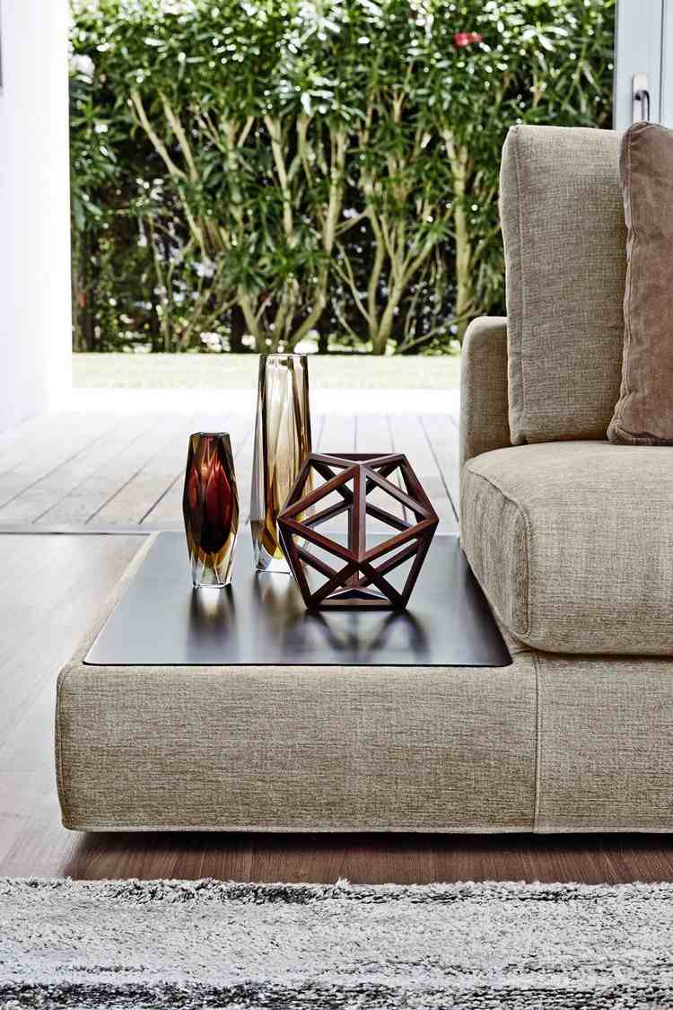 vardagsrum-modern-soffa-lagring-yta-integrerat sidobord