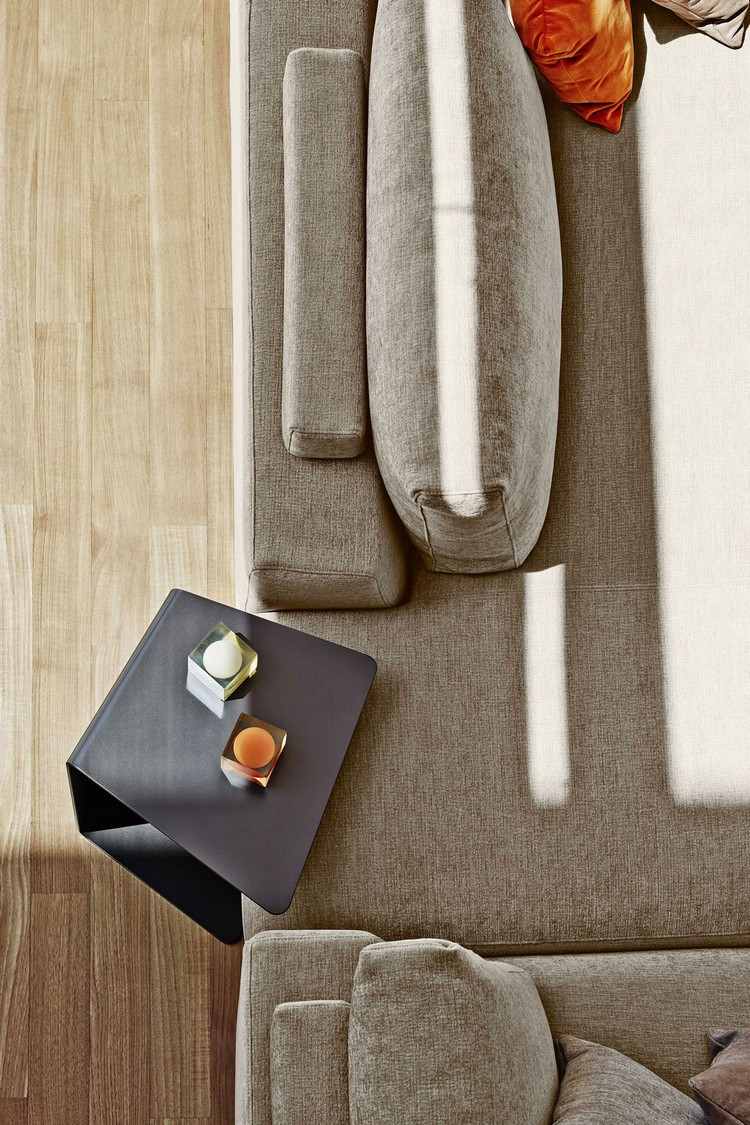 vardagsrum-modern-soffa-beige-klädsel-metall-sidobord