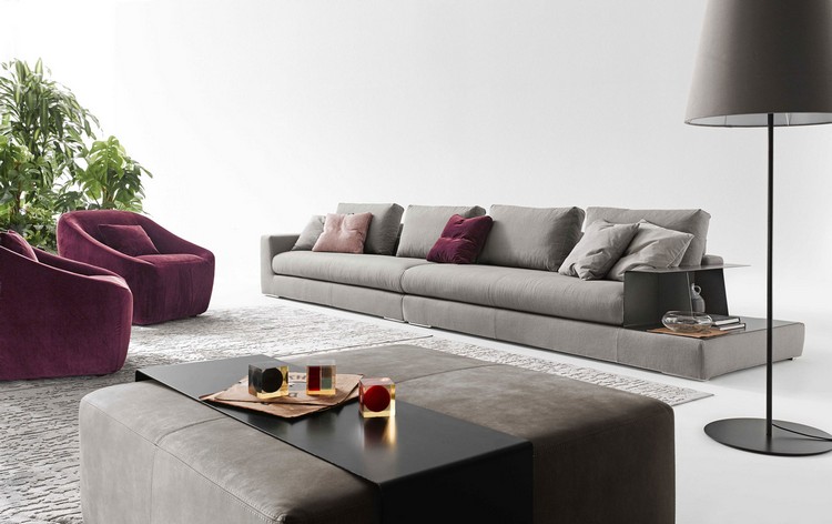 vardagsrum-modern-soffa-grå-klädsel-integrerad hylla