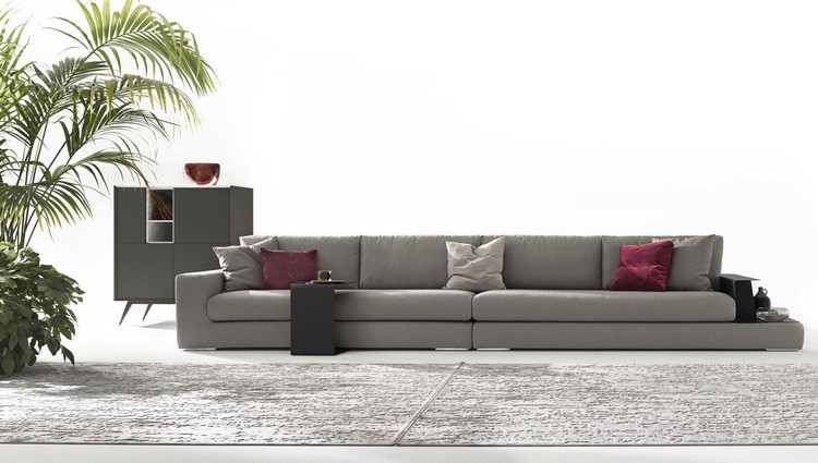 vardagsrum-modern-soffa-ljusgrå-sidobordshylla