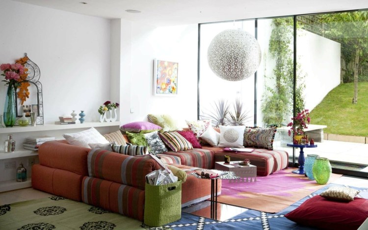modernt vardagsrum med färgglad romantisk marockansk lampa