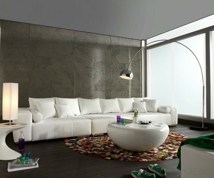 modernt vardagsrum inrättat betongvägg vit soffa soffbord färgglad matta