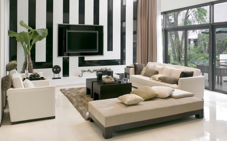 modernt vardagsrum inredning accent vägg mönster svart och vitt grädde soffa