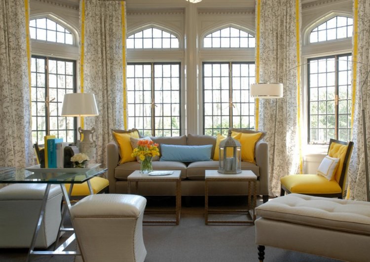 modernt vardagsrum inredning gulgrå vintage accenter stora fönster