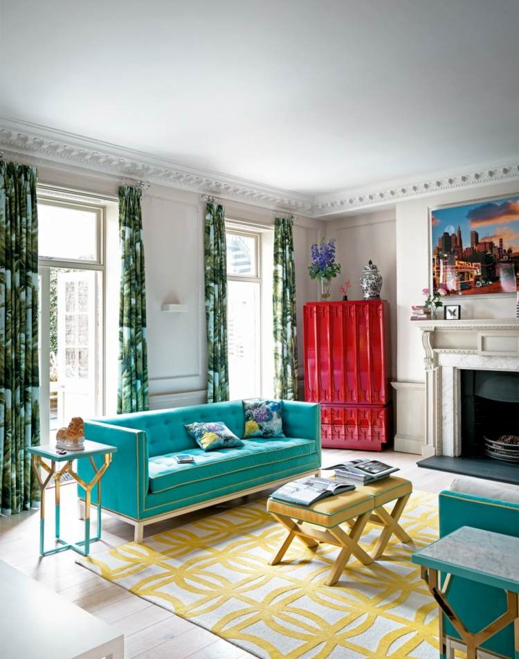 modernt vardagsrum inredning blå-gröna färger gult sidobordsskåp
